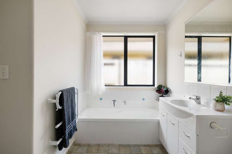 6 Willscarlet Lane Hamilton East_13