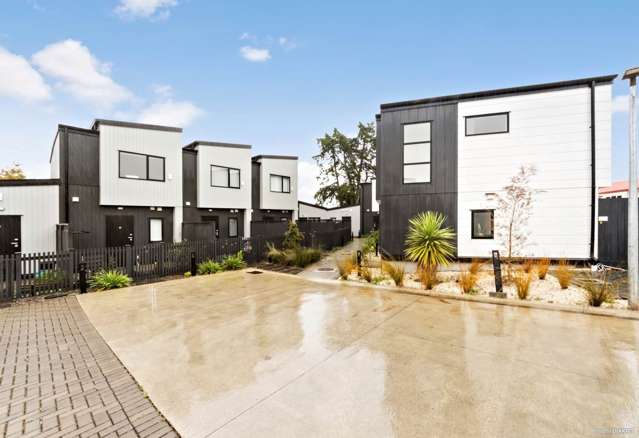 This is a brand new townhouse in Te Atatu Peni...