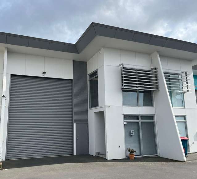 Modern premium unit in central Greerton location!