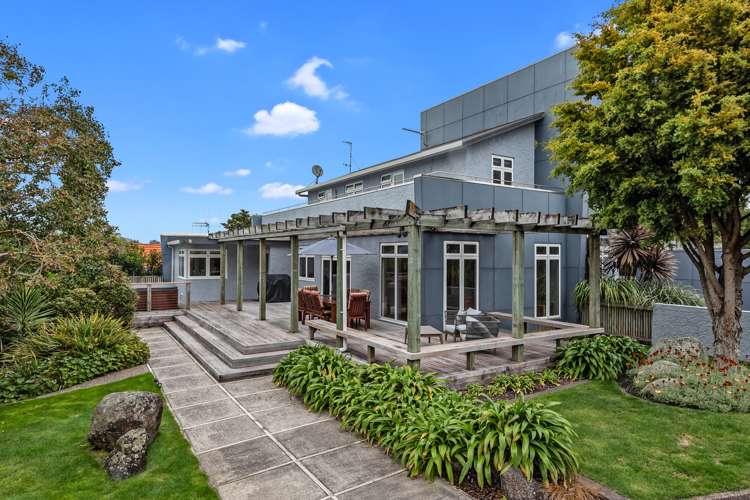 132 River Road Hamilton East_24