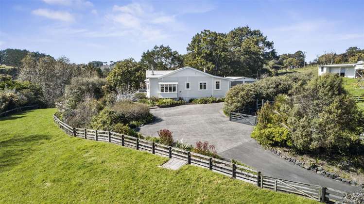 1325 East Coast Road Redvale_13