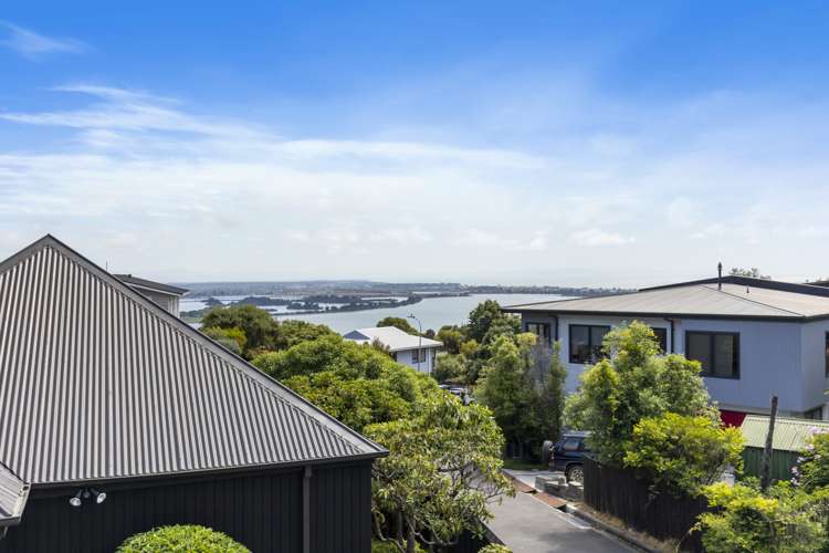 2/135 Soleares Avenue Mount Pleasant_1