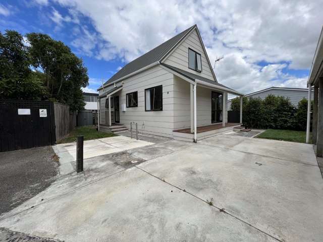 Modern 3 Bedroom Home – Walk to The Plaza