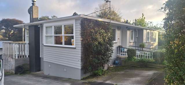 SUN-DRENCHED HOME IN GLENDENE!