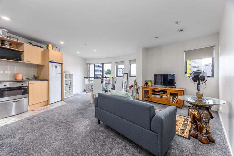 416/421 Queen Street_0