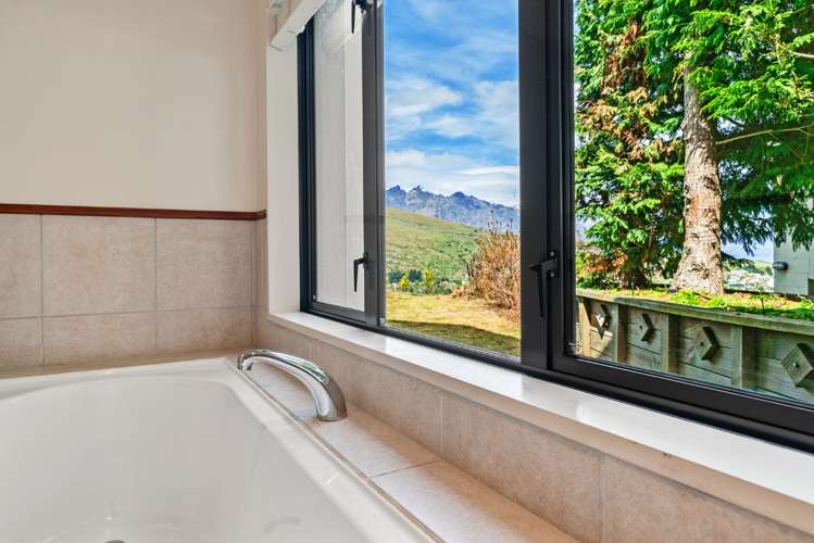 8 Goldleaf Hill Queenstown_16