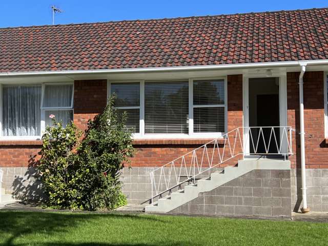 Light & bright unit in Takapuna