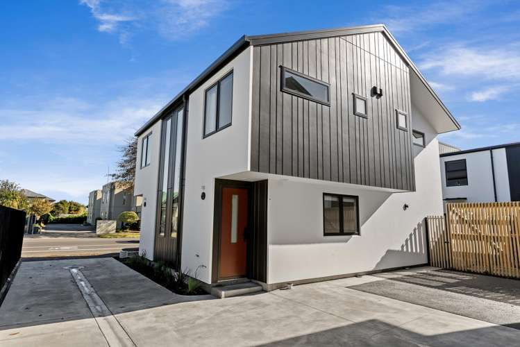 2/18 Whiteleigh Avenue_0