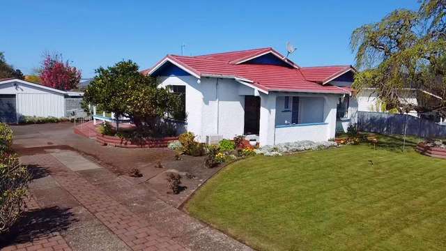 Charming 1920s Bungalow in Prime Spot