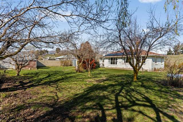 Tarras Cottage with Rural Views