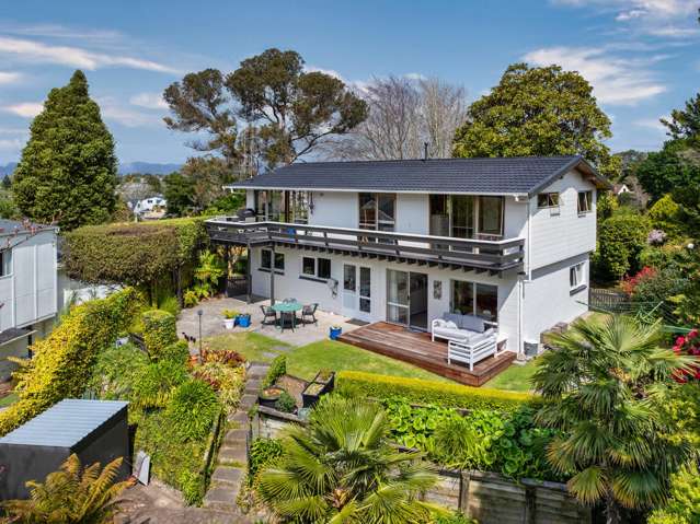 Stunning Family Retreat with Harbour Views