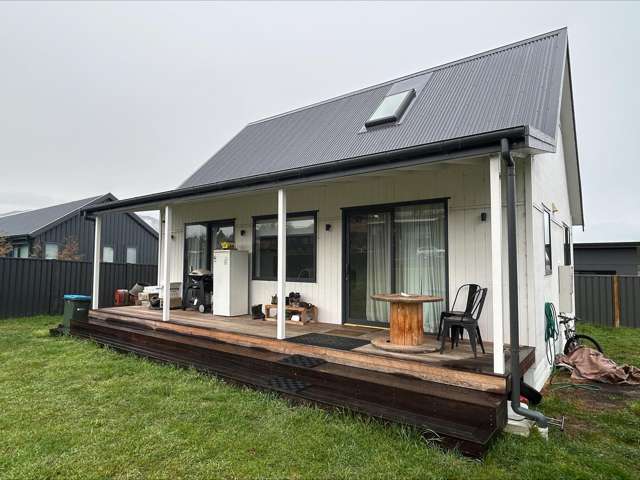 Charming Lake Hāwea Home