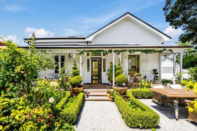 Parisian wallpaper and English garden: Remuera villa is a standout