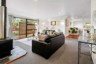 2/64 Langana Avenue_3