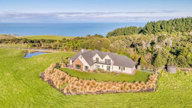 Panoramic Views, Native Bush & Luxury Living