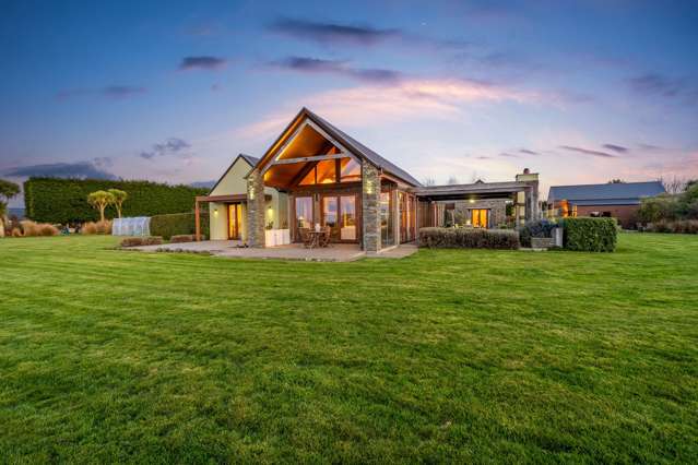 Architectural Elegance in Myross Bush!