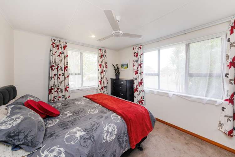 11 Montrose Place Takaro_11