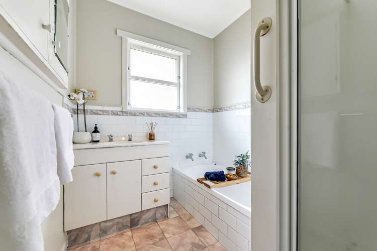 740 River Road Chartwell_12