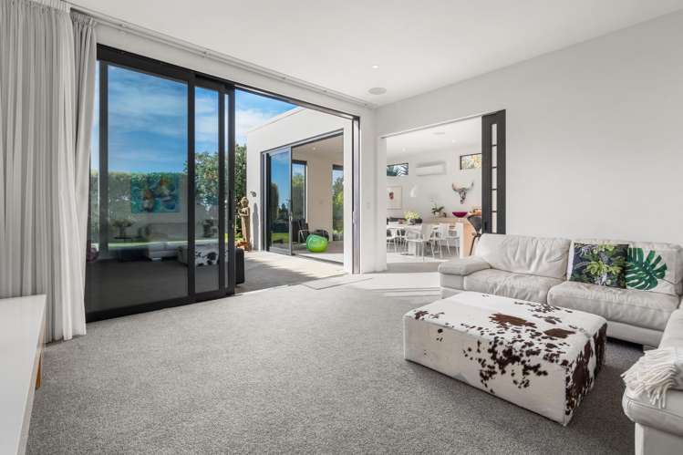 25 Main Road Redcliffs_17