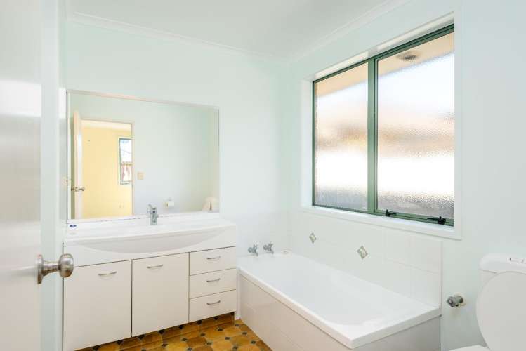 209 Old Farm Road Hamilton East_10