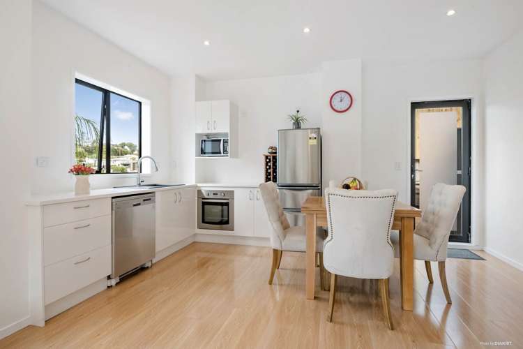 2/690 Beach Road Browns Bay_11