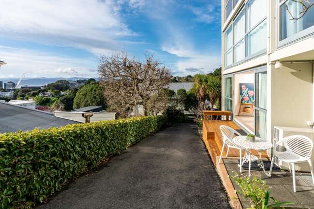 STYLISH THORNDON GEM WITH A VIEW!