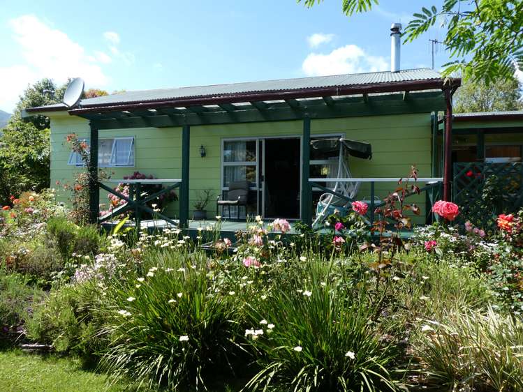 10 Stewart Street Waimangaroa_0