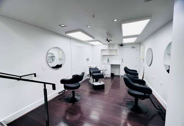 CBD RETAIL UNIT - WELL PRESENTED AND READY TO GO