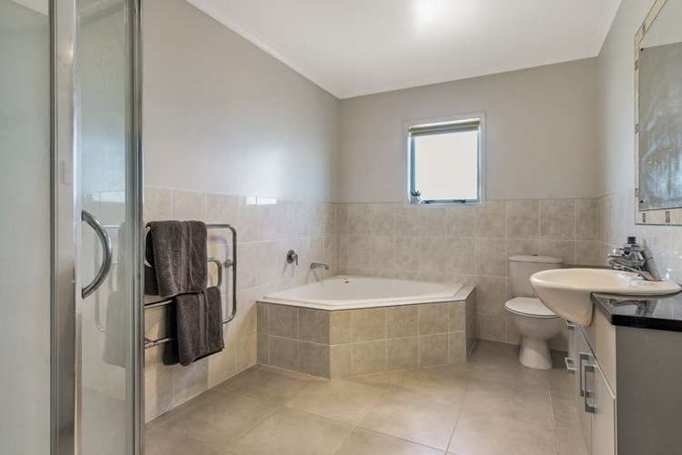 4 Baverton Drive Flat Bush_17