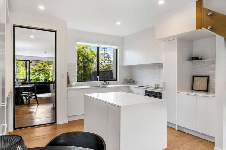 2/37 Glen Atkinson Street St Heliers_5