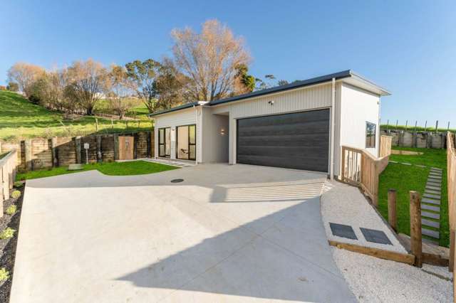 Near-New 3+2 Bedroom Versatile Home