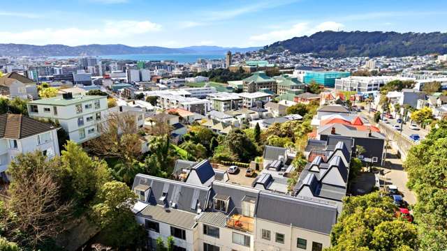 CITY FRINGE + HARBOUR VIEWS + CAR PARK!