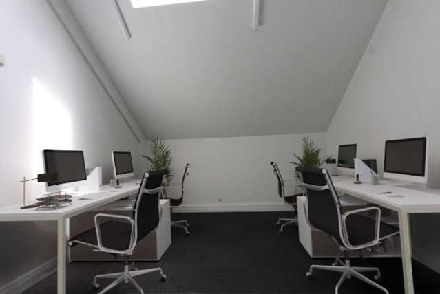 Single office suites available - Incentives and 1 car park by negotiation.