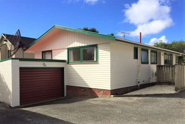 Three bedroom house with single garage