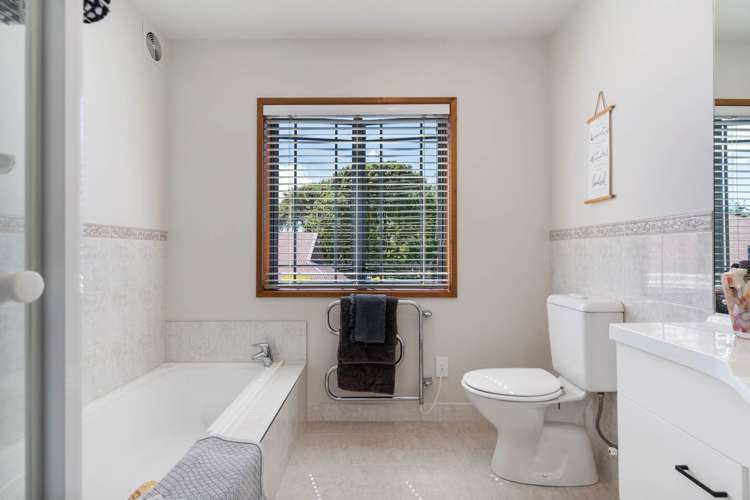 42 Oakwood Grove Eastern Beach_20