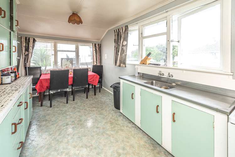 15 Churchill Crescent Tawhero_6