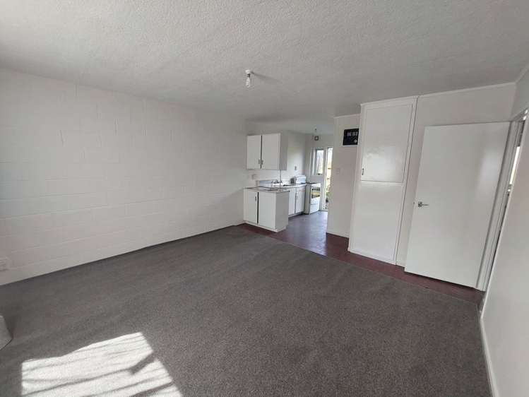 2/90 Kenderdine Road_0