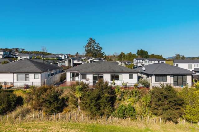 Live the Dream in Kumeu with Stunning Lake Views