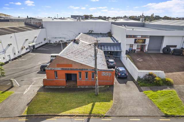 'Classic warehouse' in city-fringe hotspot