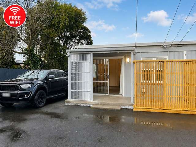 Charming 2BR Unit w/ free WIFI & Courtyard !