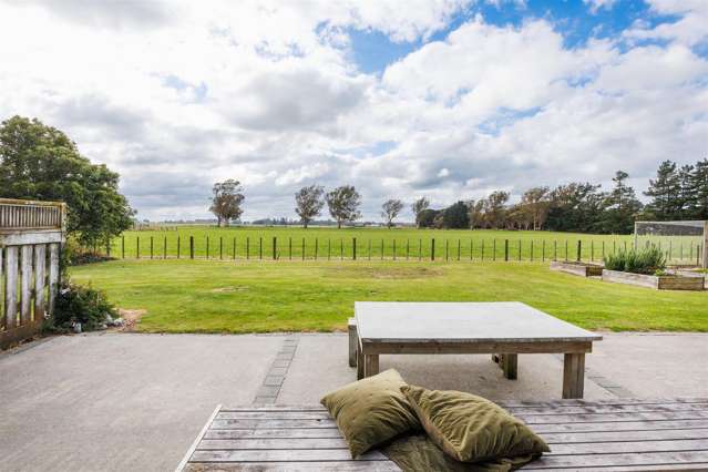 TEAM LEWIS - STUNNING PROPERTY NEAR TOWN BOUNDARY