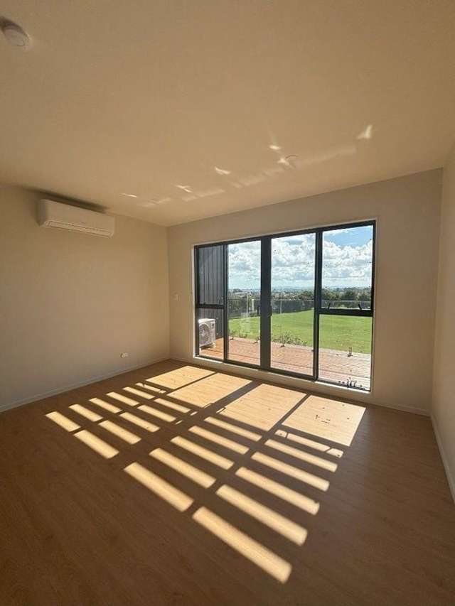 Modern Near-New Townhouse in Shamrock Park