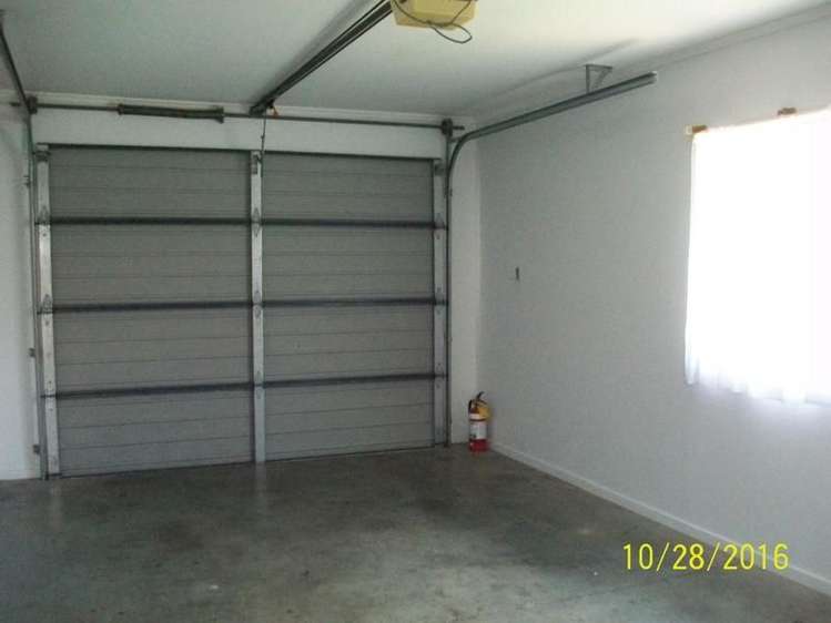 1/10 Netherlands Avenue Kelston_12