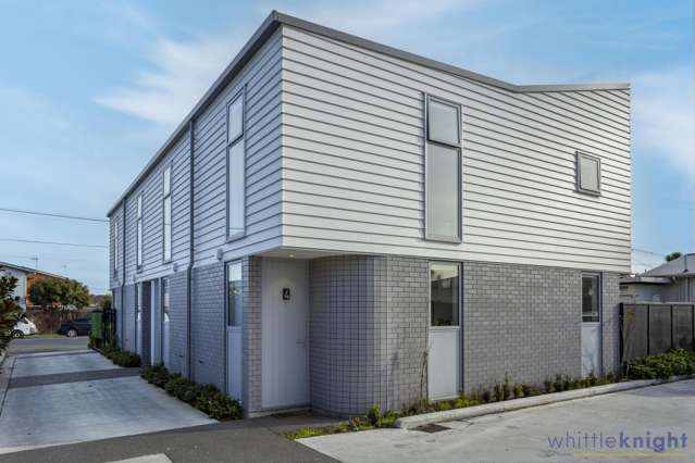 Head for Huxley! Sunny end townhouse