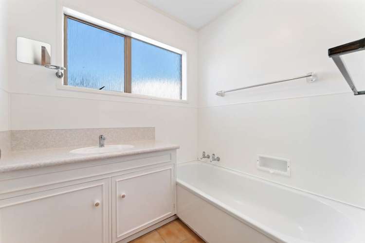 2/48 Mayfair Crescent Mairangi Bay_16