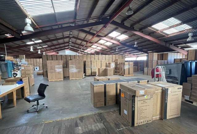 SPACIOUS WAREHOUSE WITH OFFICE