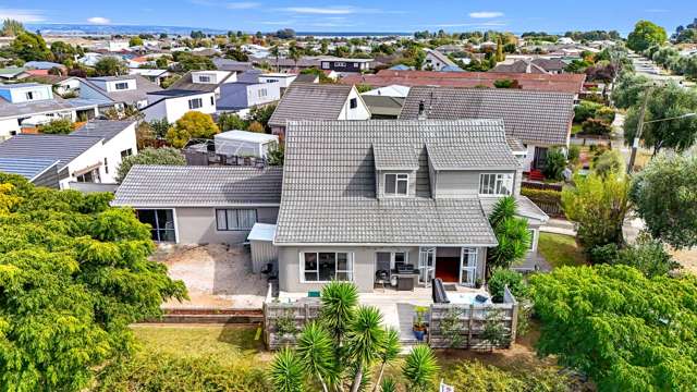 Family Living on a Grand Scale in Tahunanui!