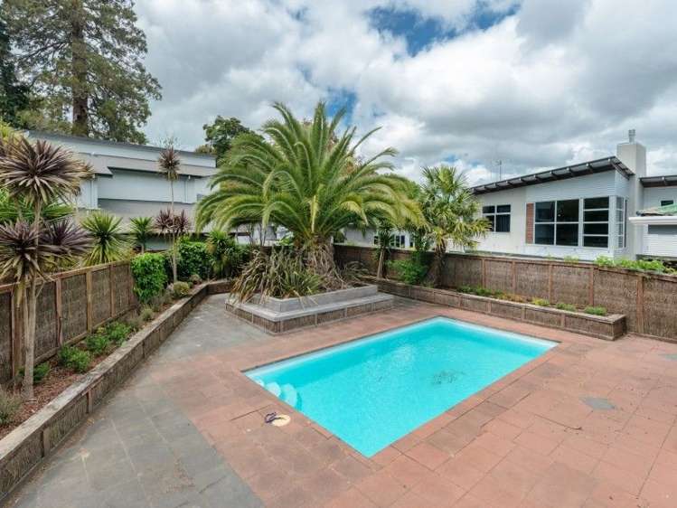 654 River Road Chartwell_11