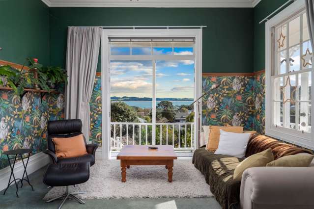 Charming Russell Villa With Bay Views