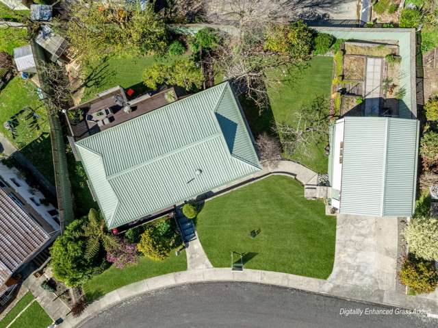 Charming Home in a Wonderful Green Setting!